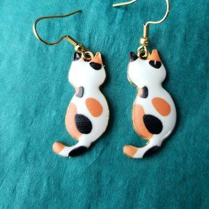 2/10$ NWOT calico cute cat sitting earrings
